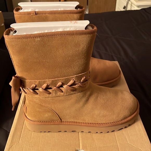 🔥Sale🔥UGG..Beautiful /rare lace corset short ankle Classic boots..NWT..NIB - Picture 4 of 6